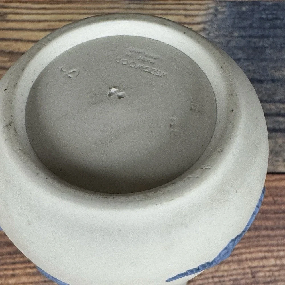 Wedgwood Cameo Bud Vase Lavender (Pale Blue) on‎ Cream Color Jasperware England